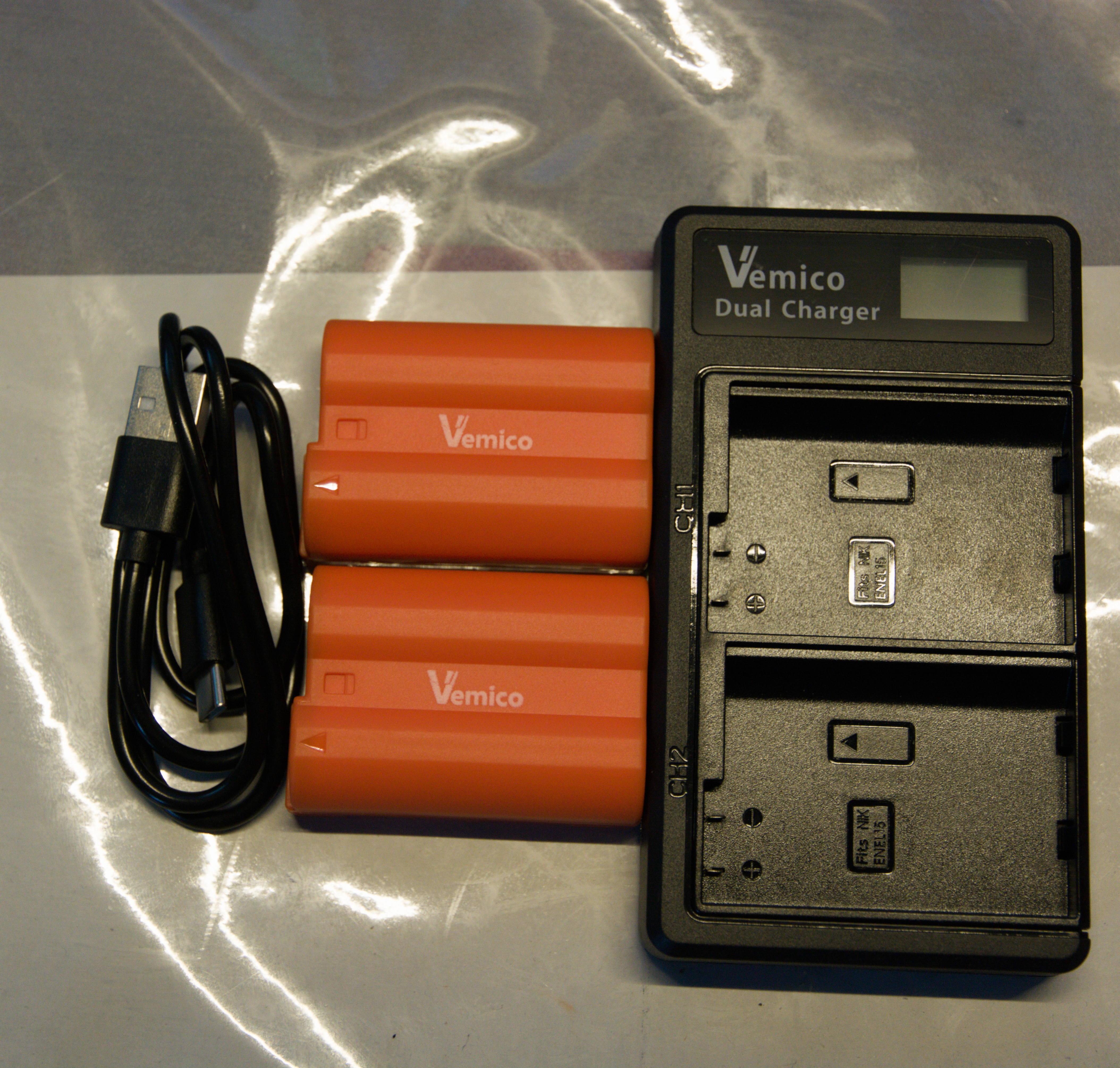 互換バッテリー2個と充電器。二個同時に充電できるのいい。